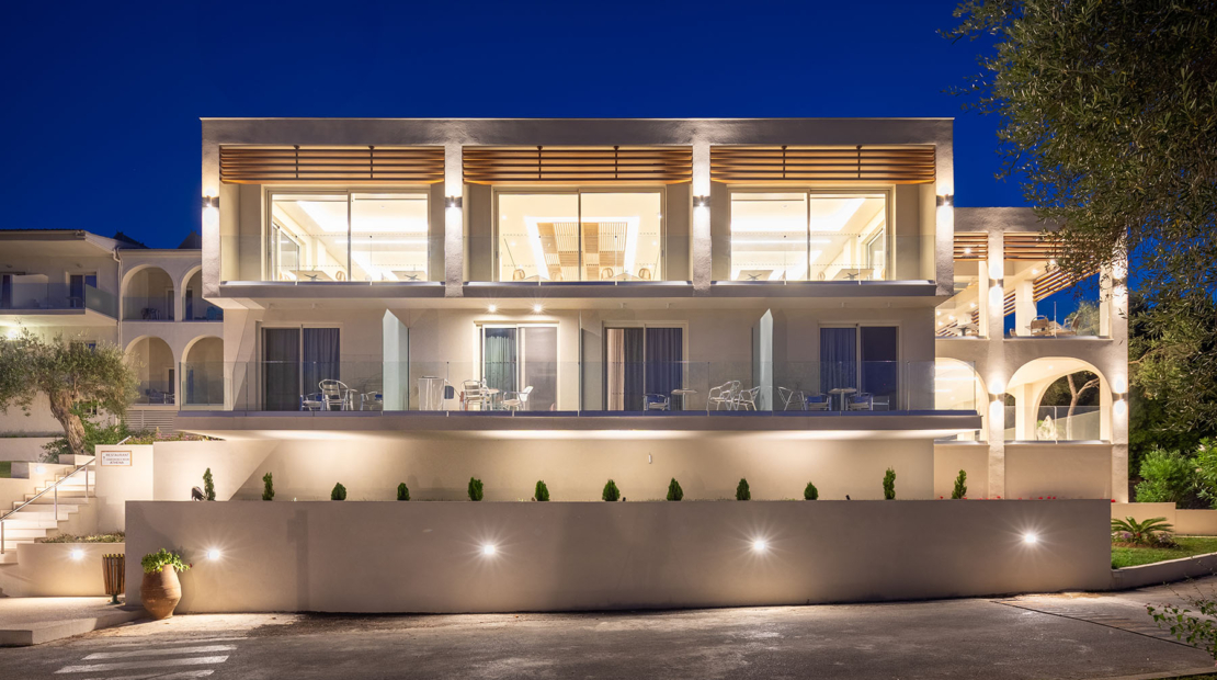 01-slide-photo-delfinia-opt