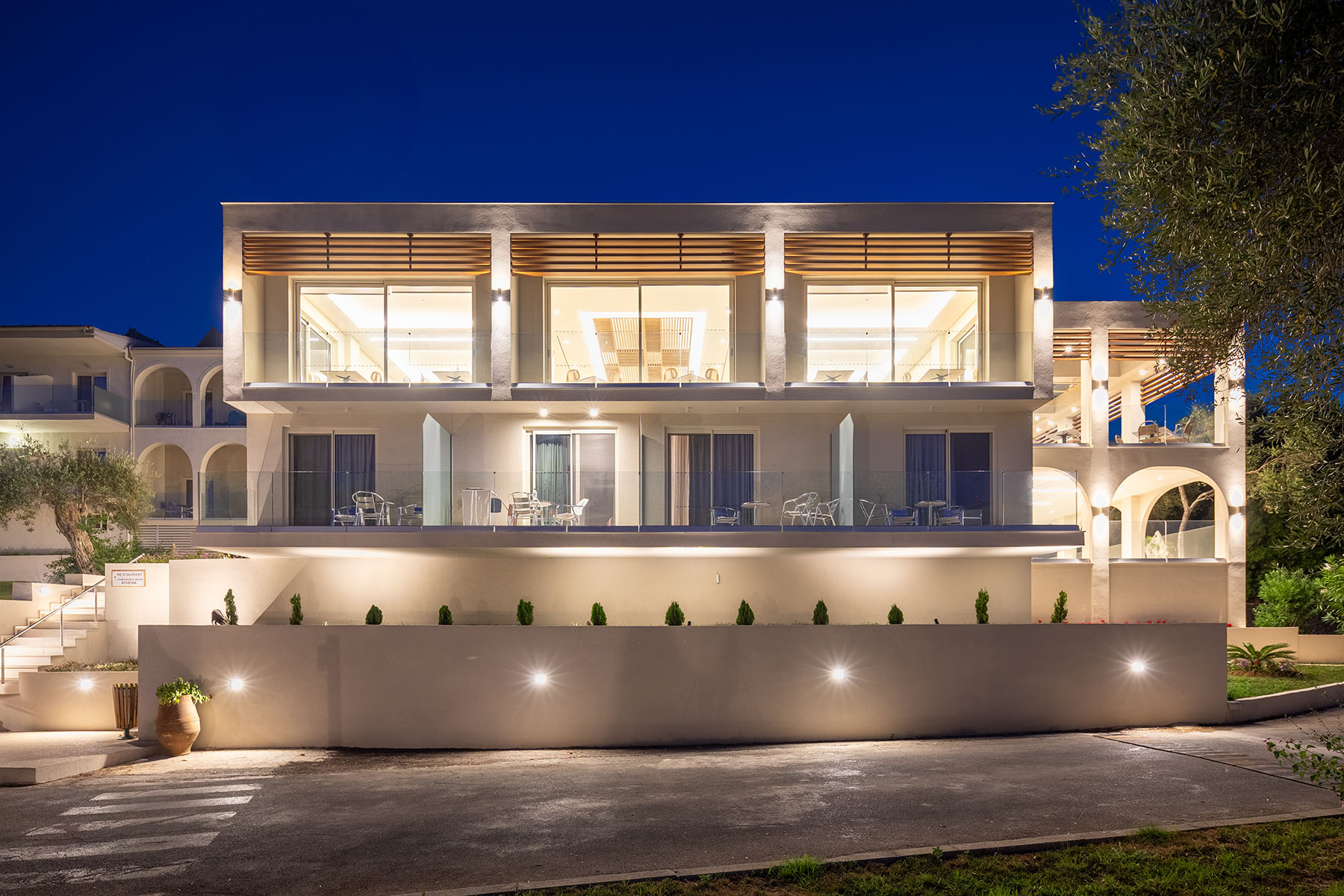 01-slide-photo-delfinia-opt